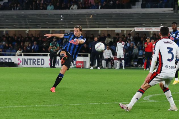 epa11644091 Atalanta's Marten De Roon scores the 5-0 goal during the Italian Serie A soccer match Atalanta BC vs Genoa CFC at Gewiss Stadium in Bergamo, Italy, 05 October 2024. EPA-EFE/MICHELE MARAVIGLIA