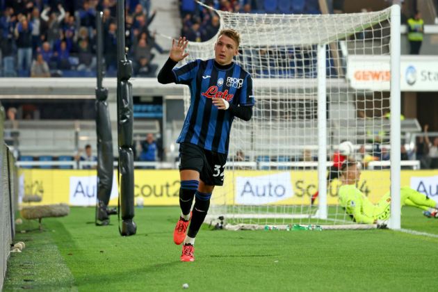 epa11643966 Atalanta's Mateo Retegui celebrates scoring the 2-0 goal during the Italian Serie A soccer match between Atalanta BC and Genoa CFC, in Bergamo, Italy, 05 October 2024. EPA-EFE/MICHELE MARAVIGLIA