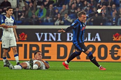 epa11685619 Atalanta's Mateo Retegui celebrates scoring the 2-0 goal during the Italian Serie A soccer match between Atalanta BC and Hellas Verona, in Bergamo, Italy, 26 October 2024. EPA-EFE/MICHELE MARAVIGLIA