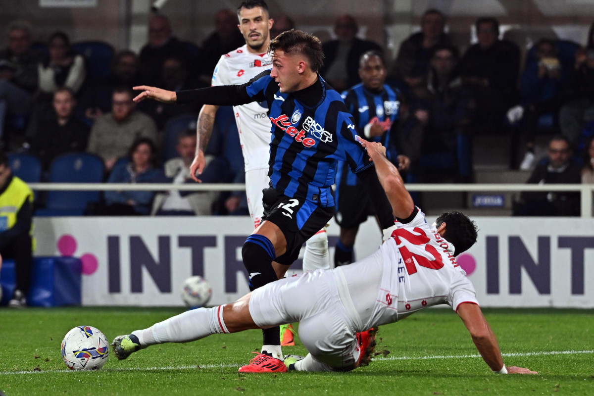 epa11693039 Mateo Retegui d'Atalanta et Pablo mari de Monza en action lors du match de football italien Serie A entre Atalanta BC et AC Monza, à Bergame, Italie, 30 octobre 2024. EPA-EFE/MICHELE MARAVIGLIA