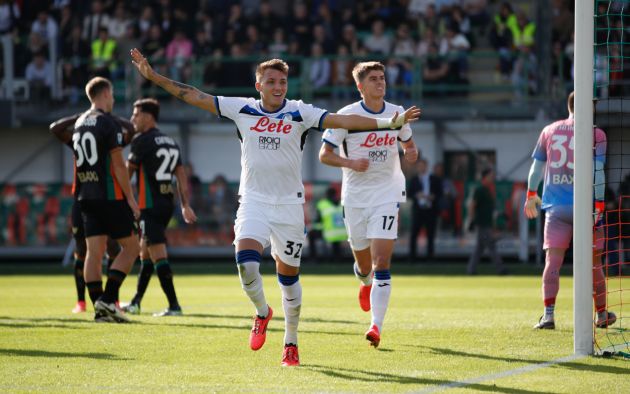 VENICE, ITALY - OCTOBER 20: Mateo Retegui of Atalanta celebrates Mario Pasalic's goal during the Serie A match between Venezia and Atalanta at Stadio Pier Luigi Penzo on October 20, 2024 in Venice, Italy. (Photo by Timothy Rogers/Getty Images)