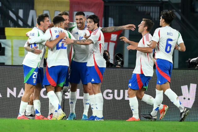 epa11653334 Italy's Mateo Retegui (3-L) celebrates with his teammates after scoring the 2-0 goal during the UEFA Nations League group A2 soccer match between Italy and Belgium, in Rome, Italy, 10 October 2024. EPA-EFE/ETTORE FERRARI