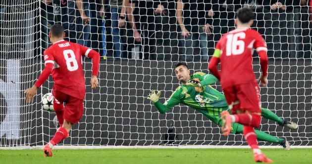 epa11676306 Stuttgart's Enzo Millot (L) fails to convert a penalty against Juventus goalkeeper Mattia Perin during the UEFA Champions League soccer match between Juventus FC and VfB Stuttgart in Turin, Italy, 22 October 2024. EPA-EFE/Alessandro Di Marco