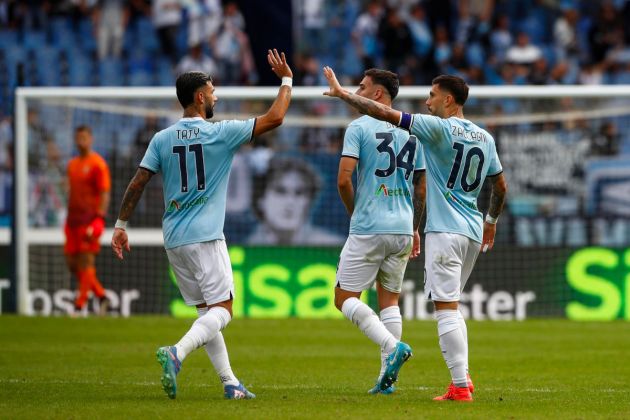 epa11645533 Lazio's Mattia Zaccagni (R) celebrates with teammates after scoring a goal during the Italian Serie A soccer match SS Lazio vs Empoli FC, in Rome, Italy, 06 October 2024. EPA-EFE/ANGELO CARCONI