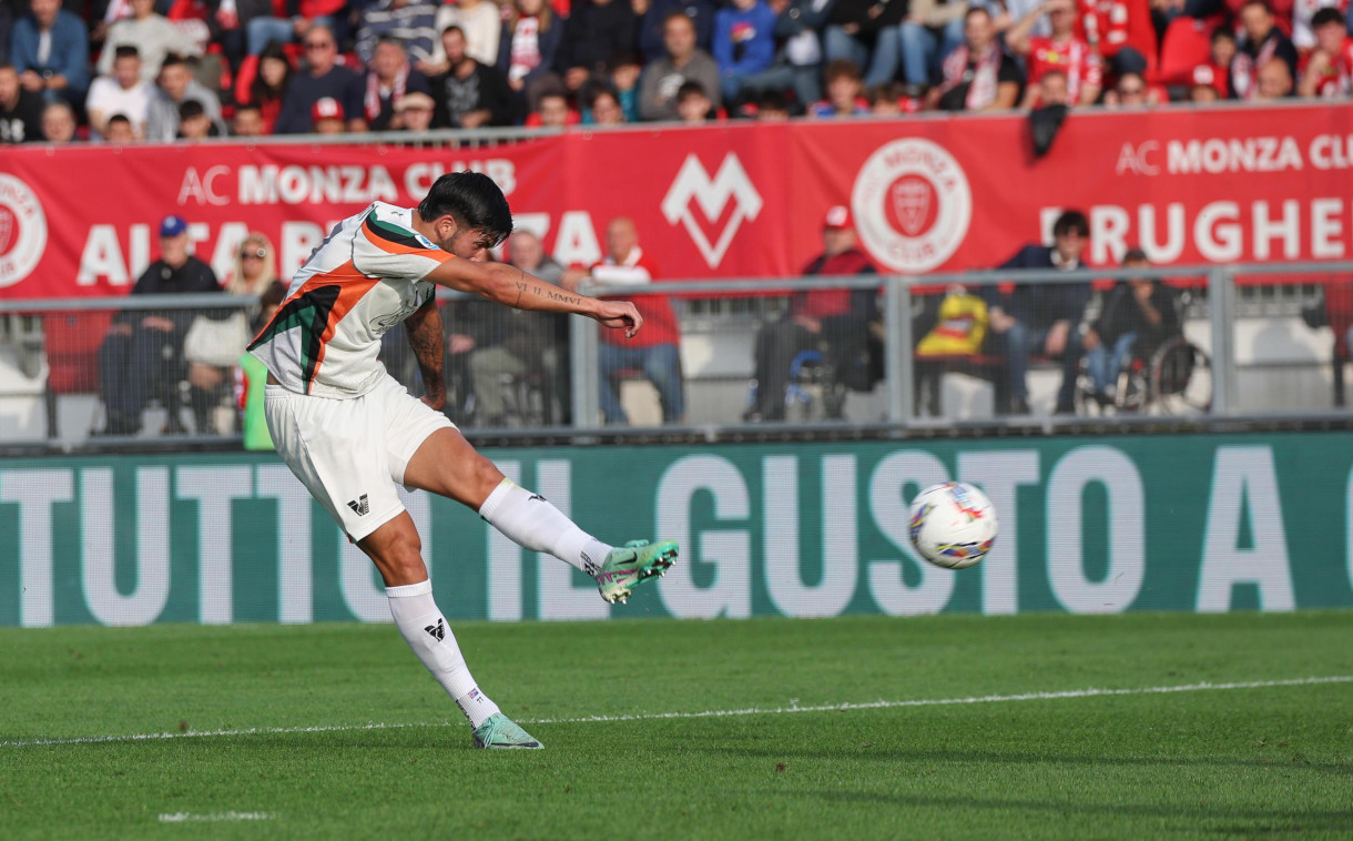 epa11687118 Venezia FC's mildfielder Egill Mikael Ellertsson scores during the Italian Serie A soccer match between AC Monza and FC Venezia at U-Power Stadium in Monza, Italy, 27 October 2024. EPA-EFE/ROBERTO BREGANI