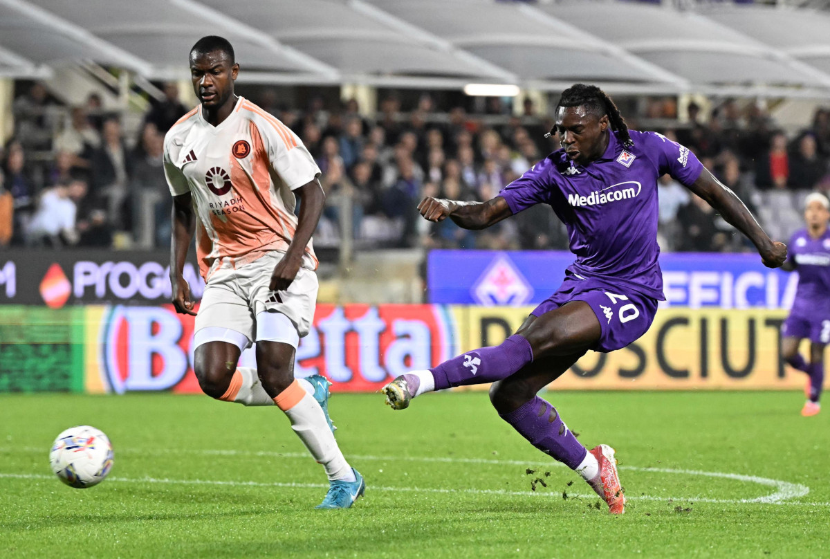 epa11687960 Fiorentina's foward Moise Kean (R) scores during the the Italian Serie A soccer match ACF Fiorentina vs AS Roma at Artemio Franchi Stadium in Florence, Italy, 27 October 2024. EPA-EFE/CLAUDIO GIOVANNINI