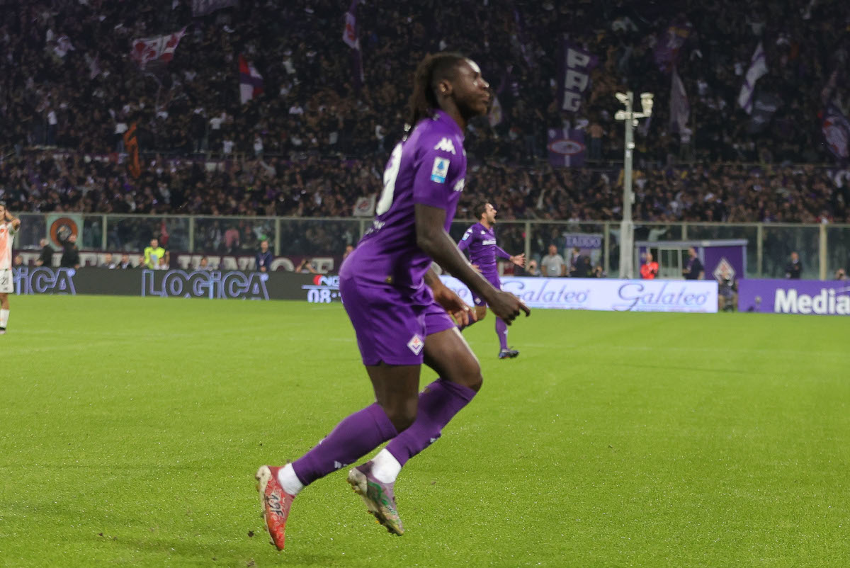 FLORENCE, ITALY - OCTOBER 27: Moise Kean of ACF Fiorentina celebrates after scoring a goal during the Serie A match between Fiorentina and AS Roma at Stadio Artemio Franchi on October 27, 2024 in Florence, Italy. (Photo by Gabriele Maltinti/Getty Images)