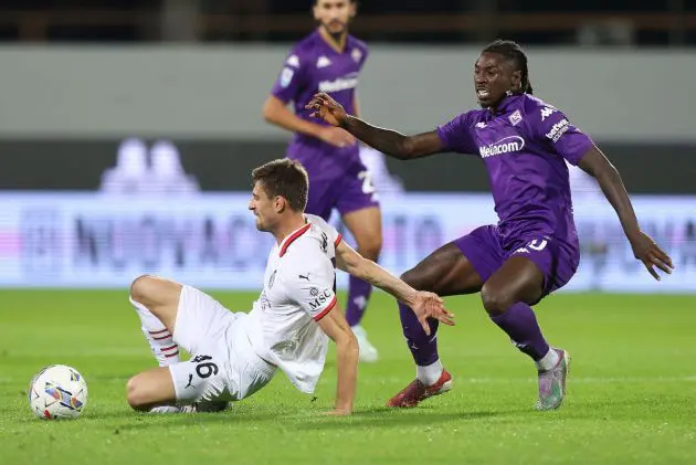 FLORENCE, ITALY - OCTOBER 6: Moise Kean of ACF Fiorentina battles for the ball with Matteo Gabbia of AC Milan during the Serie match between Fiorentina and Milan at Stadio Artemio Franchi on October 6, 2024 in Florence, Italy. (Photo by Gabriele Maltinti/Getty Images)