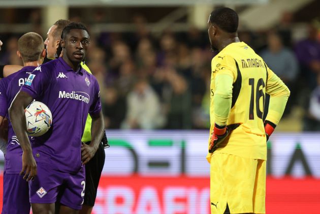 FLORENCE, ITALY - OCTOBER 6: Moise Kean of ACF Fiorentina and Mike Maignan of AC Milan during the Serie match between Fiorentina and Milan at Stadio Artemio Franchi on October 6, 2024 in Florence, Italy. (Photo by Gabriele Maltinti/Getty Images)