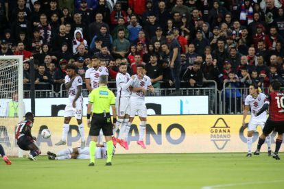 CAGLIARI, ITALY - OCTOBER 20: Nicolas Viola of Cagliari scores (not seen) his goal 1-0 during the Serie A match between Cagliari and Torino at Sardegna Arena on October 20, 2024 in Cagliari, Italy. (Photo by Enrico Locci/Getty Images)