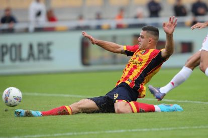 epa11671211 US Lecce's Nikola Krstovic in action during the Italian Serie A soccer match US Lecce vs ACF Fiorentina at the Via del Mare stadium in Lecce, Italy, 20 October 2024.  EPA-EFE/ABBONDANZA SCURO LEZZI