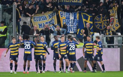 epa11693124 Parma's Simon Sohm (C, back) celebrates with his teammates after scoring the 1-2 goal during the Italian Serie A soccer match between Juventus FC and Parma Calcio, in Turin, Italy, 30 October 2024.  EPA-EFE/ALESSANDRO DI MARCO