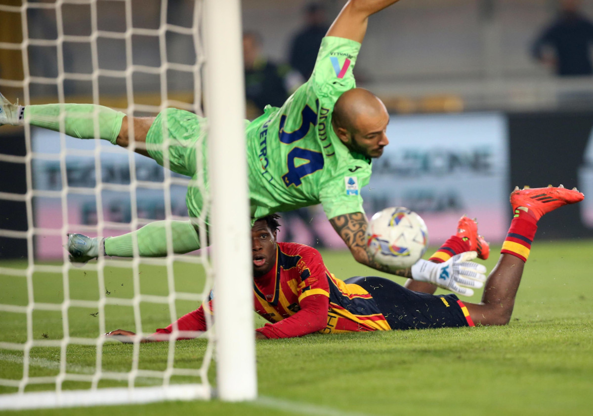 epa11690933 US Lecce's Patrick Dorgu scores the 1-0 goal during the Italian Serie A soccer match between US Lecce and Hellas Verona, in Lecce, Italy, 29 October 2024. EPA-EFE/ABBONDANZA SCURO LEZZI