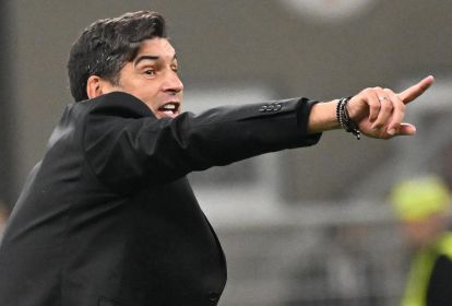 epa11675529 AC Milans head coach Paulo Fonseca gives intructions during the UEFA Champions League soccer match between AC Miland and Club Brugge, in Milan, Italy, 22 October 2024. EPA-EFE/DANIEL DAL ZENNARO