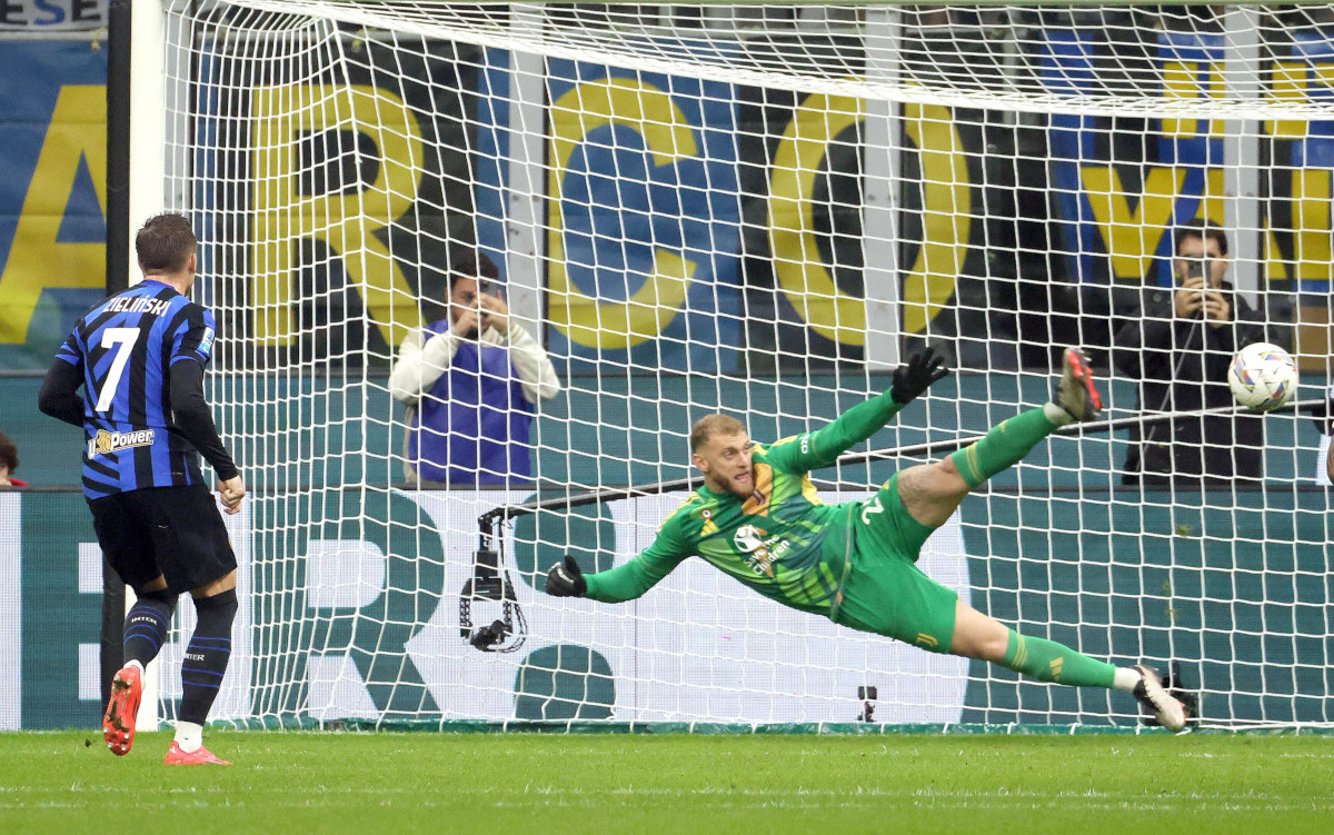 epa11687623 Inter Milans Piotr Zielinski (L) scores the 1-0 goal from the penalty spot against Juventuss goalkeeper Michele Di Gregorio during the Italian Serie A soccer match between FC Inter and Juventus FC, in Milan, Italy, 27 October 2024. EPA-EFE/MATTEO BAZZI