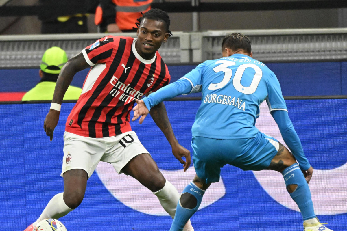 epa11691328 AC Milan’s Rafael Leao (L) and Napoli’s Pasuqle Mazzocchi in action during the Italian Serie A soccer match between AC Milan and SSC Napoli, in Milan, Italy, 29 October 2024. EPA-EFE/DANIEL DAL ZENNARO