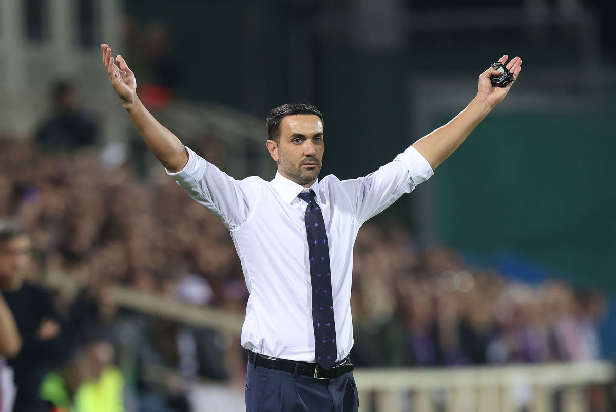 FLORENCE, ITALY - OCTOBER 27: Head coach Raffaele Palladino manager of ACF Fiorentina gestures during the Serie A match between Fiorentina and AS Roma at Stadio Artemio Franchi on October 27, 2024 in Florence, Italy. (Photo by Gabriele Maltinti/Getty Images)