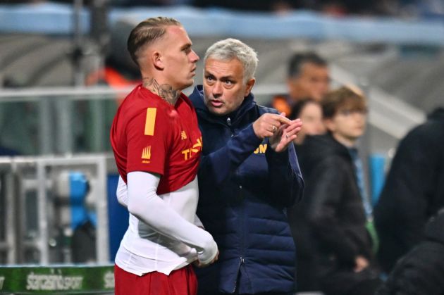 REGGIO NELL'EMILIA, ITALY - NOVEMBER 09: Jose Mourinho speaks to Rick Karsdorp of AS Roma before they are substituted during the Serie A match between US Sassuolo and AS Roma at Mapei Stadium - Citta' del Tricolore on November 09, 2022 in Reggio nell'Emilia, Italy. (Photo by Alessandro Sabattini/Getty Images)