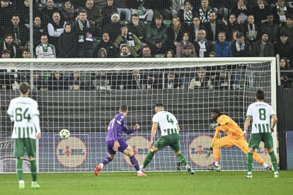 epa11680833 Robin Gosens (L) of ACF Fiorentina scores the 2-4 lead during the UEFA Europa Conference League soccer match between Switzerland's FC St. Gallen and Italy's ACF Fiorentina in St. Gallen, Switzerland, 24 October 2024.  EPA-EFE/GIAN EHRENZELLER