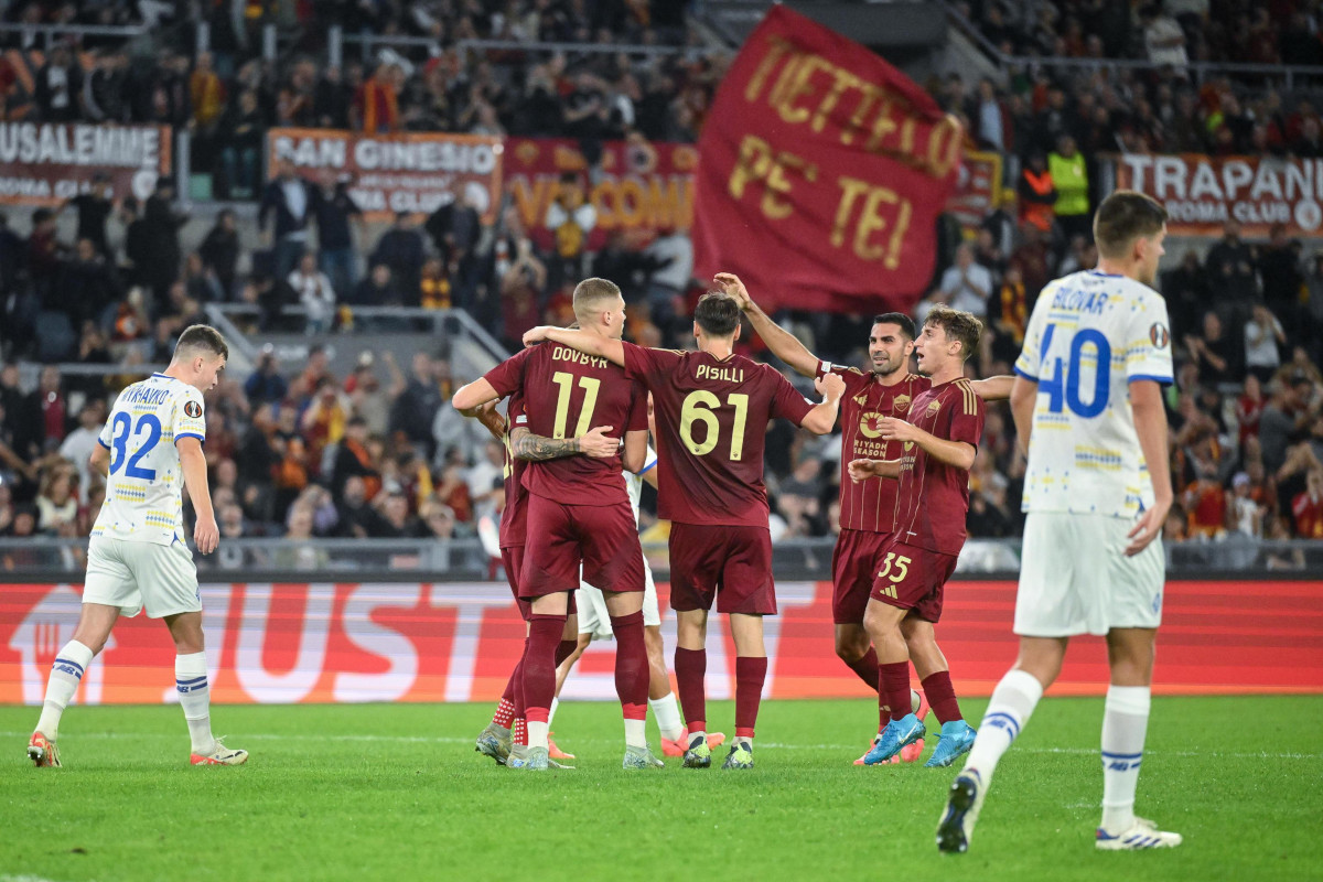 epa11680544 Roma's players celebrate the 1-0 goal during the UEFA Europa League soccer match AS Roma vs Dynamo Kyiv at Olimpico stadium in Rome, Italy, 24 October 2024. EPA-EFE/ALESSANDRO DI MEO