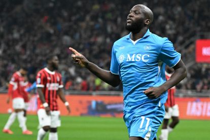 epa11691112 Napoli’s Romelu Lukaku (R) celebrates after scoring the 0-1 goal during the Italian Serie A soccer match between AC Milan and SSC Napoli, in Milan, Italy, 29 October 2024. EPA-EFE/DANIEL DAL ZENNARO