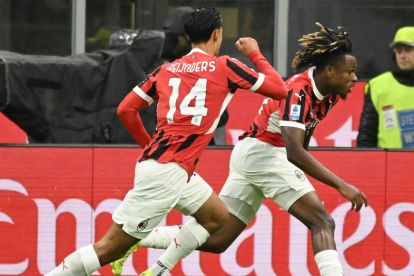 epa11669003 AC Milan’s forward Samuel Chukwueze (R) celebrates after scoring during the Italian Serie A soccer match between AC Milan and Udinese at the Giuseppe Meazza Stadium in Milan, Italy, 19 Ocrober 2024. EPA-EFE/Daniel Dal Zennaro