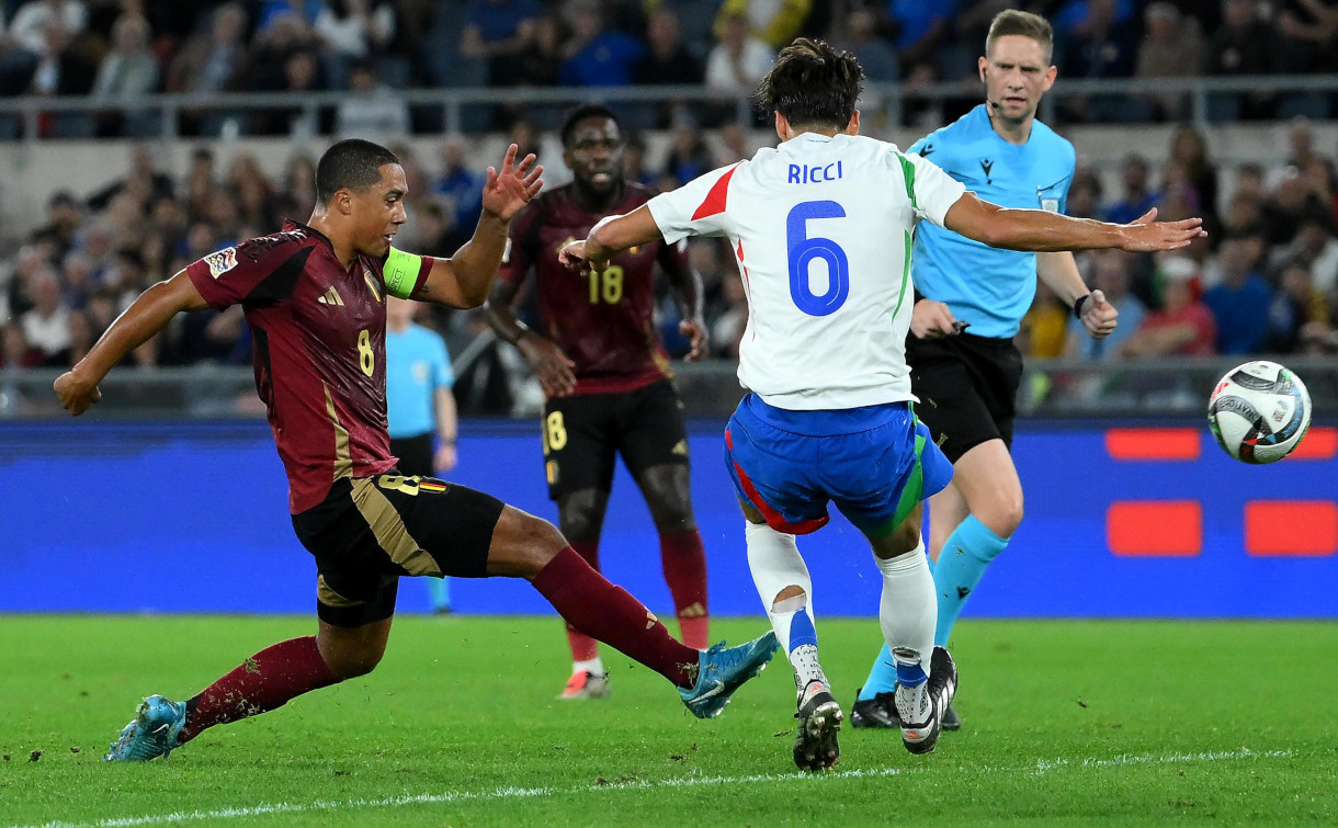 EPA11653338 Italy's Samuel Rich (R) competes for the ball in Belgian Youri Tielemans during an Italian-Belgian UEFA Nations League Group A2 soccer match on October 10, 2024.