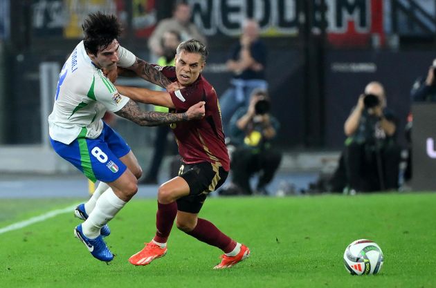 epa11653419 Italy's Sandro Tonali (L) vies for the ball with Belgium's Leandro Trossard during the UEFA Nations League group A2 soccer match between Italy and Belgium, in Rome, Italy, 10 October 2024. EPA-EFE/ETTORE FERRARI