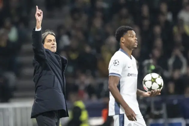 epa11678531 head Coach Simone Inzaghi (L) gestures next to his player Denzel Dumfries during the UEFA Champions League soccer match between BSC Young Boys and FC Inter, in Bern, Switzerland, 23 October 2024. EPA-EFE/ALESSANDRO DELLA VALLE