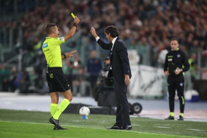 ROME, ITALY - OCTOBER 20: The referee Davide Massa shows the yellow card to FC Internazionale head coach Simone Inzaghi during the Serie A match between AS Roma and FC Internazionale at Stadio Olimpico on October 20, 2024 in Rome, Italy. (Photo by Paolo Bruno/Getty Images)