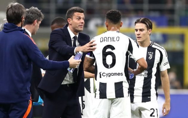 MILAN, ITALY - OCTOBER 27: Thiago Motta, Head Coach of Juventus, interacts with his players Danilo and Nicolo Fagioli during the Serie A match between FC Internazionale and Juventus at Stadio Giuseppe Meazza on October 27, 2024 in Milan, Italy. (Photo by Marco Luzzani/Getty Images)