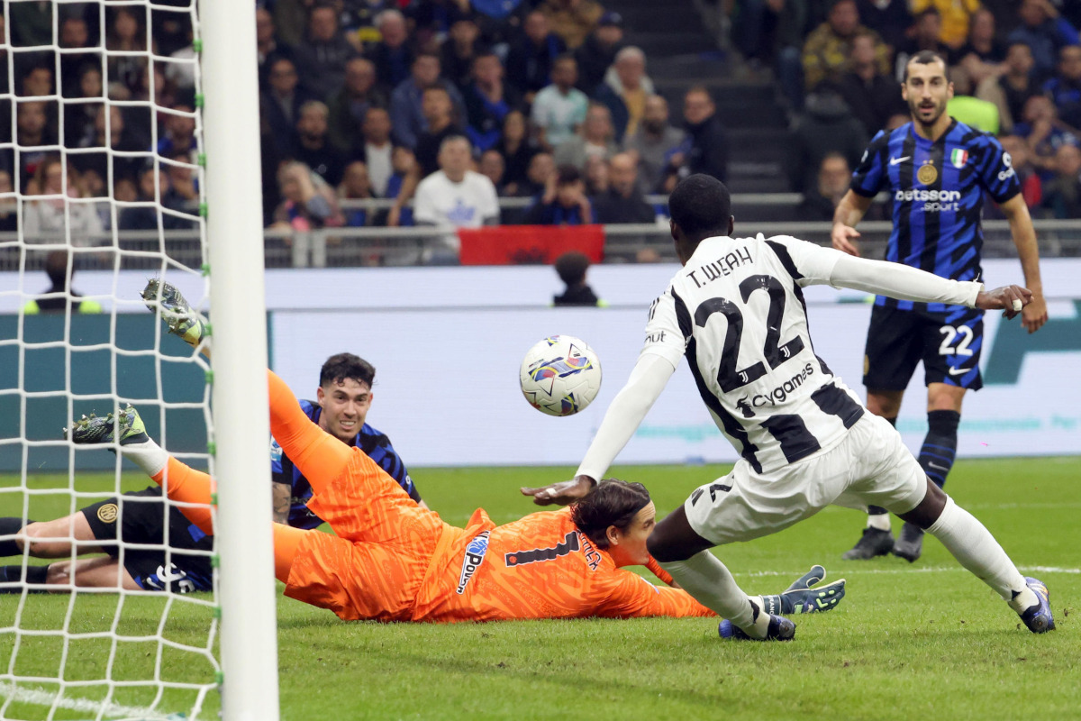 epa11687625 Juventuss Timothy Weah (R) scores the 1-2 goal against Inter Milans goalkeeper Yann Sommer during the Italian Serie A soccer match between FC Inter and Juventus FC, in Milan, Italy, 27 October 2024. EPA-EFE/MATTEO BAZZI