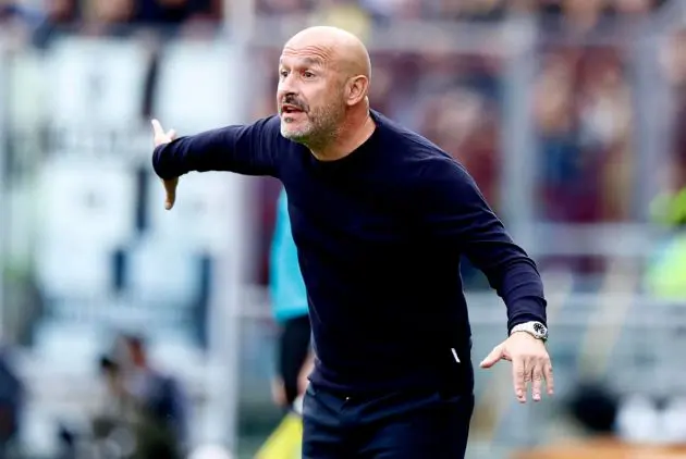 epa11645546 Bologna's coach Vincenzo Italiano gestures during the Italian Serie A soccer match Bologna FC vs Parma Calcio in Bologna, Italy, 06 October 2024. EPA-EFE/SERENA CAMPANINI