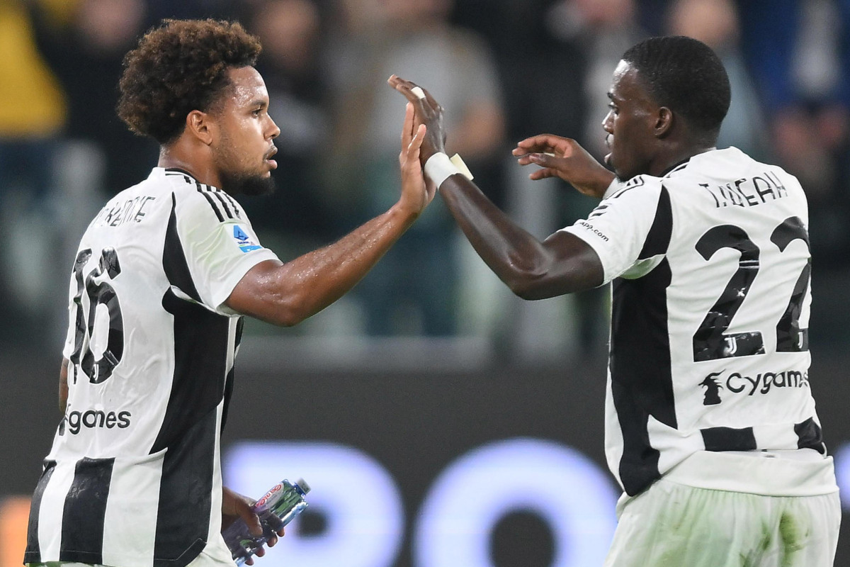 epa11693060 Juventus' Weston Mckennie (L) celebrates with his teammates after scoring the 1-1 goal during the Italian Serie A soccer match between Juventus FC and Parma Calcio, in Turin, Italy, 30 October 2024. EPA-EFE/ALESSANDRO DI MARCO