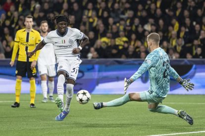 epa11678430 YB's goalkeeper David von Ballmoos (R) in action against Inter's Yann Bisseck during the UEFA Champions League soccer match between BSC Young Boys and FC Inter, in Bern, Switzerland, 23 October 2024. EPA-EFE/ALESSANDRO DELLA VALLE