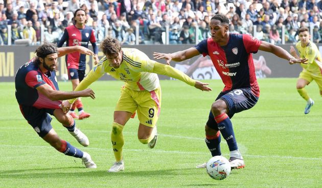 epa11645360 Juventus' Dusan Vlahovic and Cagliari's Yerri Mina in action during the Italian Serie A soccer match between Juventus FC and Cagliari Calcio, in Turin, Italy, 06 October 2024. EPA-EFE/ALESSANDRO DI MARCO