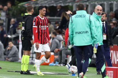 MILAN, ITALY - OCTOBER 19: Tijjani Reijnders of AC Milan walks off after getting a red card during the Serie A match between AC Milan and Udinese Calcio at Stadio Giuseppe Meazza on October 19, 2024 in Milan, Italy. (Photo by Marco Luzzani/Getty Images)