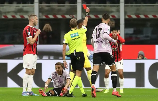 MILAN, ITALY - OCTOBER 19: Referee Daniele Chiffi shows the red card to Tijjani Reijnders of AC Milan during the Serie A match between AC Milan and Udinese Calcio at Stadio Giuseppe Meazza on October 19, 2024 in Milan, Italy. (Photo by Marco Luzzani/Getty Images)