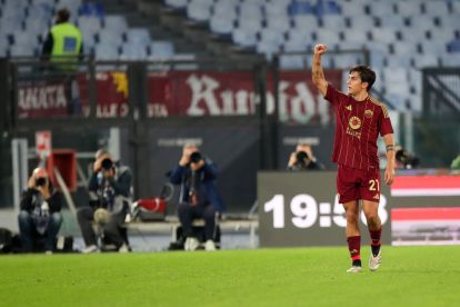 ROME, ITALY - OCTOBER 31: Paulo Dybala of AS Roma celebrates after scoring the opening goal during the Serie A match between AS Roma and Torino at Stadio Olimpico on October 31, 2024 in Rome, Italy. (Photo by Paolo Bruno/Getty Images)