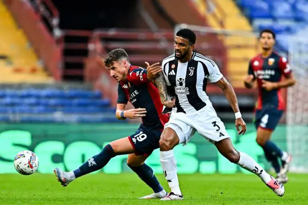 GENOA, ITALY - SEPTEMBER 28: Andrea Pinamonti of Genoa (left) and Gleison Bremer of Juventus vie for the ball during the Serie A match between Genoa and Juventus at Stadio Luigi Ferraris on September 28, 2024 in Genoa, Italy. (Photo by Simone Arveda/Getty Images)