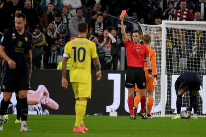 TURIN, ITALY - OCTOBER 19: The refereee Juan Luca Sacchi shows a red card to Alessio Romagnoli of SS Lazio during the Serie match between Juventus and Lazio at Allianz Stadium on October 19, 2024 in Turin, Italy. (Photo by Marco Rosi - SS Lazio/Getty Images)