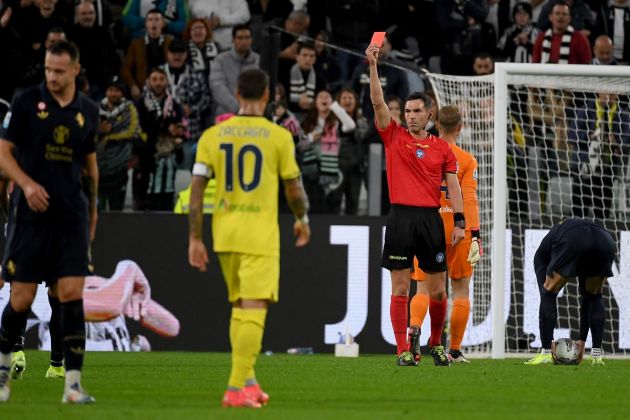 TURIN, ITALY - OCTOBER 19: The refereee Juan Luca Sacchi shows a red card to Alessio Romagnoli of SS Lazio during the Serie match between Juventus and Lazio at Allianz Stadium on October 19, 2024 in Turin, Italy. (Photo by Marco Rosi - SS Lazio/Getty Images)