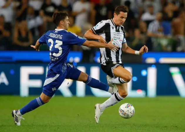 UDINE, ITALY - SEPTEMBER 01: Florian Thauvin of Udinese gets past Maximo Perrone of Como during the Serie A match between Udinese and Como at Stadio Friuli on September 01, 2024 in Udine, Italy. (Photo by Timothy Rogers/Getty Images)