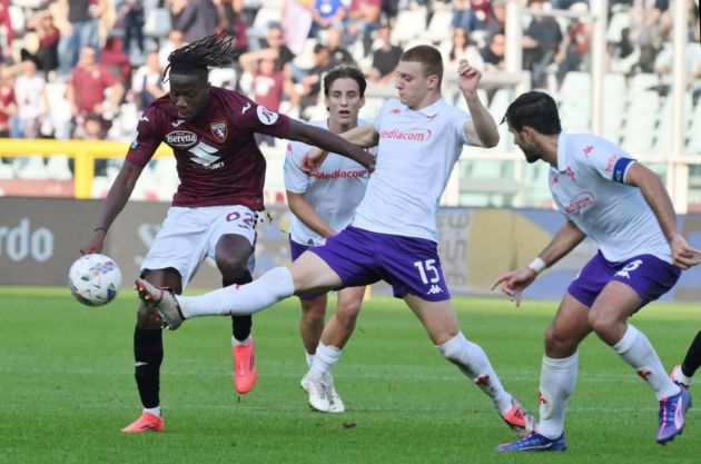 Torino's Alieu Njie and Fiorentina's Pietro Comuzzo in action during the Italian Serie A soccer match Torino FC vs AC Fiorentina at the Olimpico Grande Torino Stadium in Turin, Italy, 3 November 2024. EPA-EFE/ALESSANDRO DI MARCO