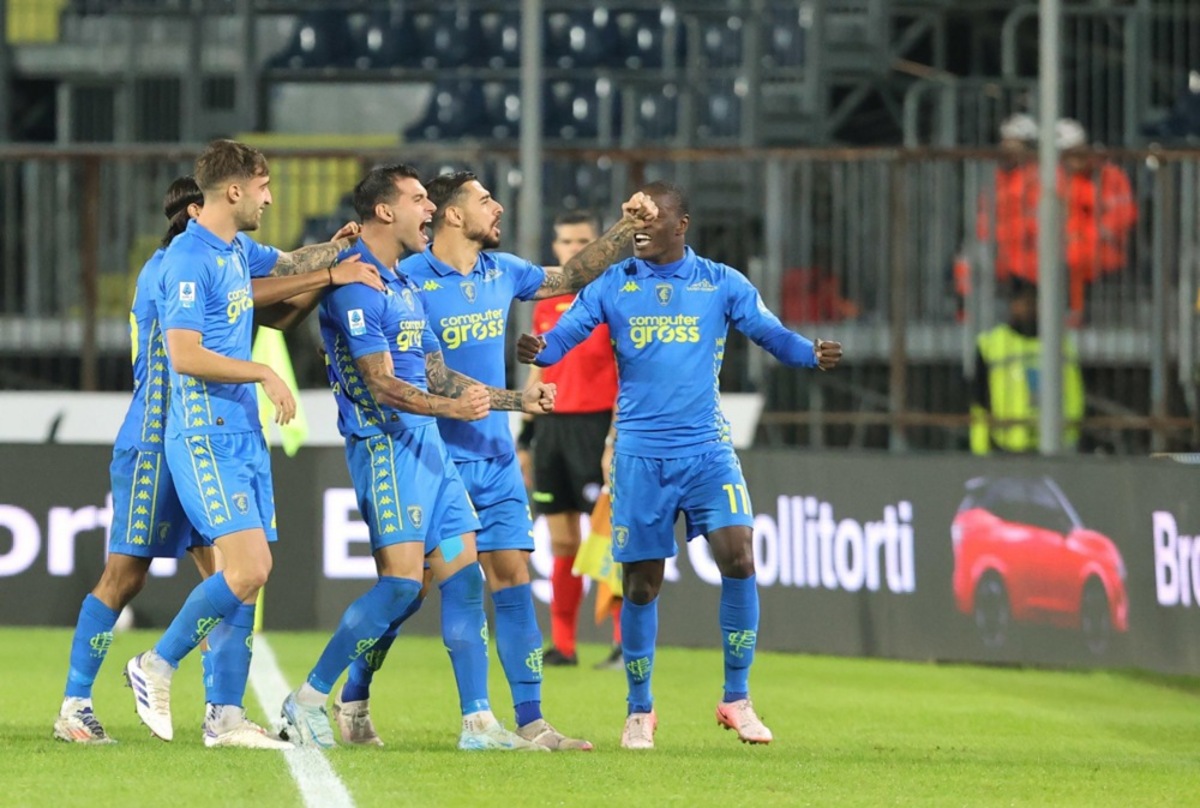 Empoli's forward Pietro Pellegri (C) celebrates with team mates after scoring the 1-0 goal during the Italian Serie A soccer match Empoli FC vs Como 1907 at Carlo Castellani Stadium in Empoli, Italy, 04 November 2024. EPA-EFE/CLAUDIO GIOVANNINI