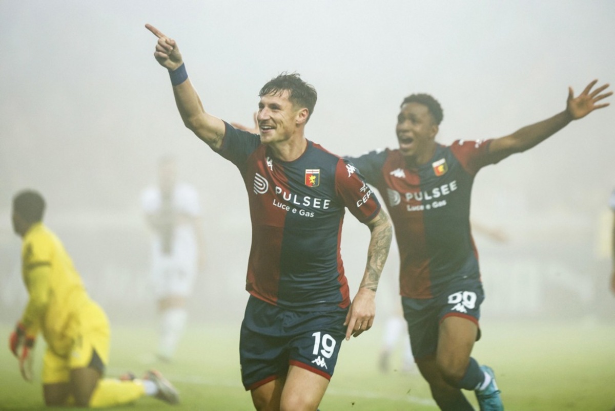 Genoa's Andrea Pinamonti (L) celebrates after scoring the 1-0 goal during the Italian Serie A soccer match Parma Calcio vs Genoa CFC at Ennio Tardini stadium in Parma, Italy, 04 November 2024. EPA-EFE/ELISABETTA BARACCHI