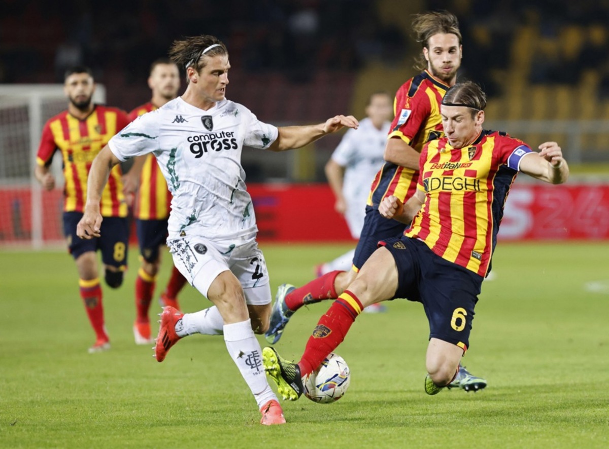 US Lecce's Federico Baschirotto (R) and FC Empoli's Lorenzo Colombo (L) in action during the Italian Serie A soccer match between US Lecce and Empoli FC, in Lecce, Italy, 08 November 2024. EPA-EFE/ABBONDANZA SCURO LEZZI