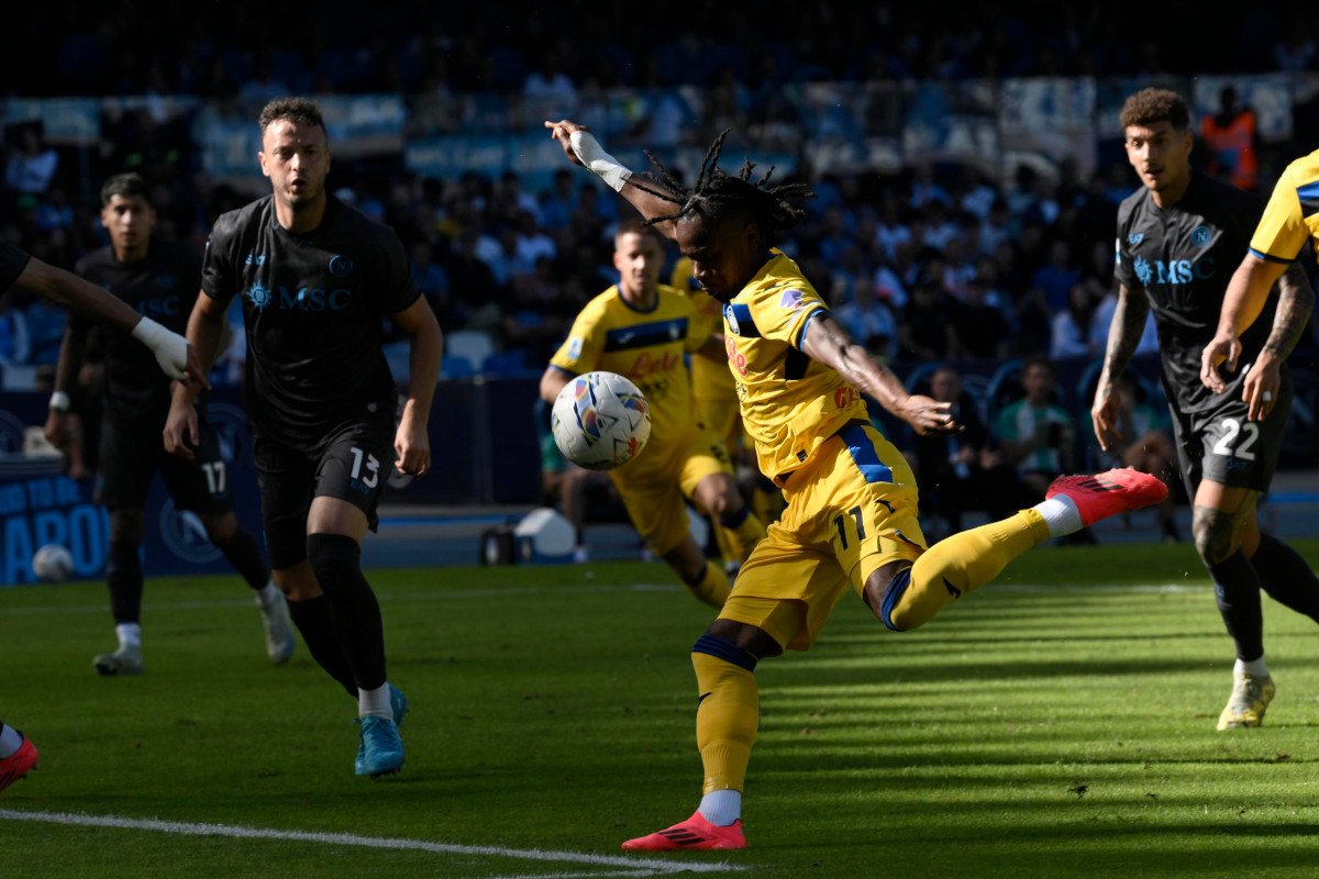 epa11698614 Atalantas forward Ademola Lookman scores a goal during the Italian Serie A soccer match SSC Napoli vs US Atalanta at Diego Armando Maradona stadium in Naples, Italy, 03 November 2024. EPA-EFE/CIRO FUSCO