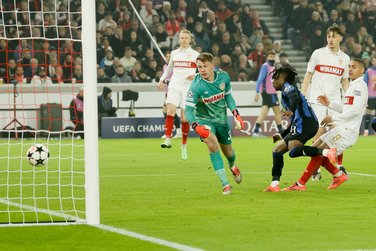 epa11706157 Ademola Lookman (3-R) of Atalanta scores the opening goal against goalkeeper Alexander Nuebel (2-L) of Stuttgart during the UEFA Champions League match between VfB Stuttgart and Atalanta BC, in Stuttgart, Germany, 06 November 2024. EPA-EFE/RONALD WITTEK