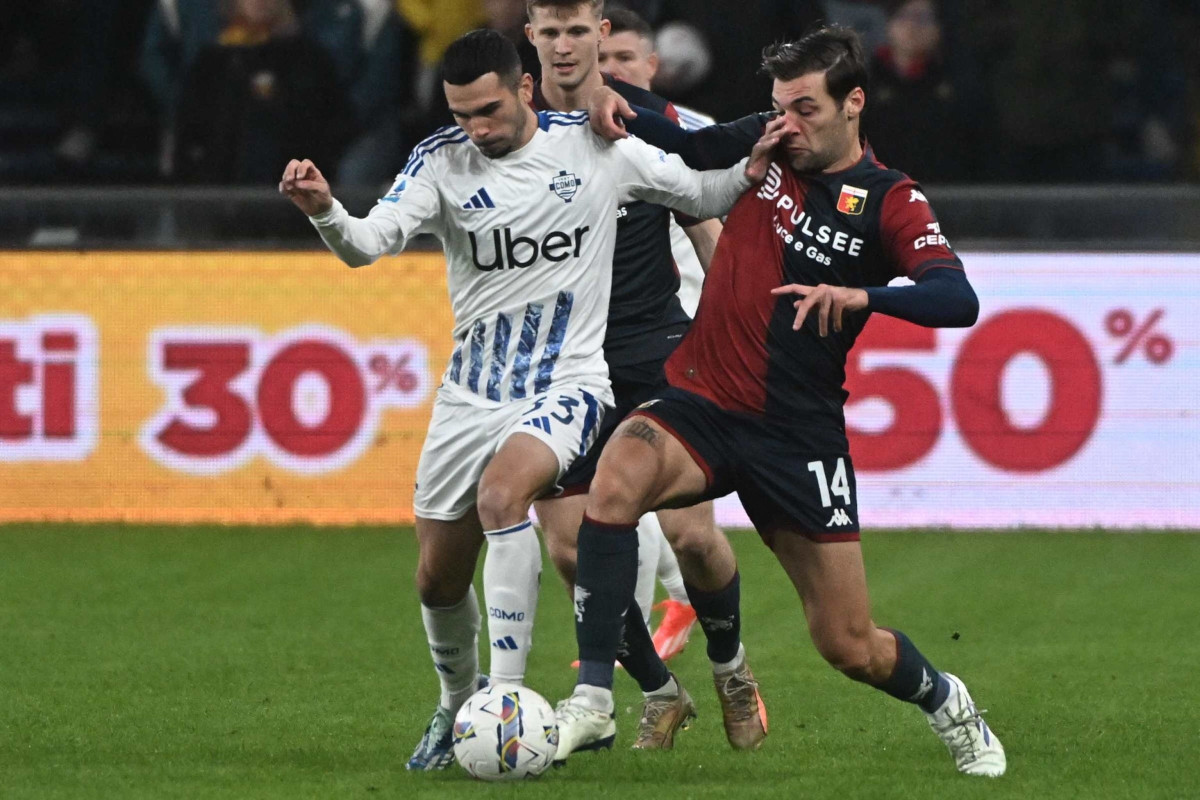 epa11708243 Genoa's Alessandro Vogliacco (R) and Como's Lucas Da Cunha in action during the Italian Serie A soccer match between Genoa CFC and Como 1907 in Genoa, Italy, 07 November 2024. EPA-EFE/LUCA ZENNARO